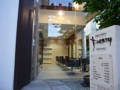 【大和西大寺】スタッフさんの定着率◎平均21時半には退社しているので、仕事とプライベートの両立で充実した美容師ライフを★お客様とは密な関係を築いていけるように、1人のお客様に対してスタッフ皆で関わっていきます！郊外型トータルビューティサロンHair STUDIO Feeasy (ヘアースタジオフィージー)からアシスタント(美容師)の求人★☆