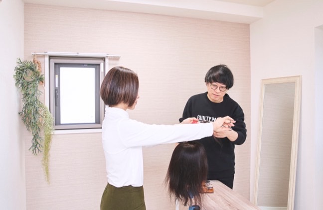 【梅田】≪スパニストも募集≫≪社会保険完備≫専門的な知識を身につけられる環境なので、お客様から信頼される美容師に成長できること間違いナシ！もっと成長したい方、お待ちしています。大人女性向けサロン「culumi（クルミ）」からスタイリスト（美容師）の求人☆★