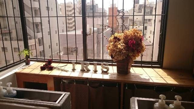 【心斎橋】ミナミのサロンなのに平均21時には退勤可能★仕事とプライベートとでしっかりメリハリをつけて働くことが出来る環境です♪木の温もり溢れるアットホームなサロン“iris(イリス)”からアシスタント(美容師)の求人★☆