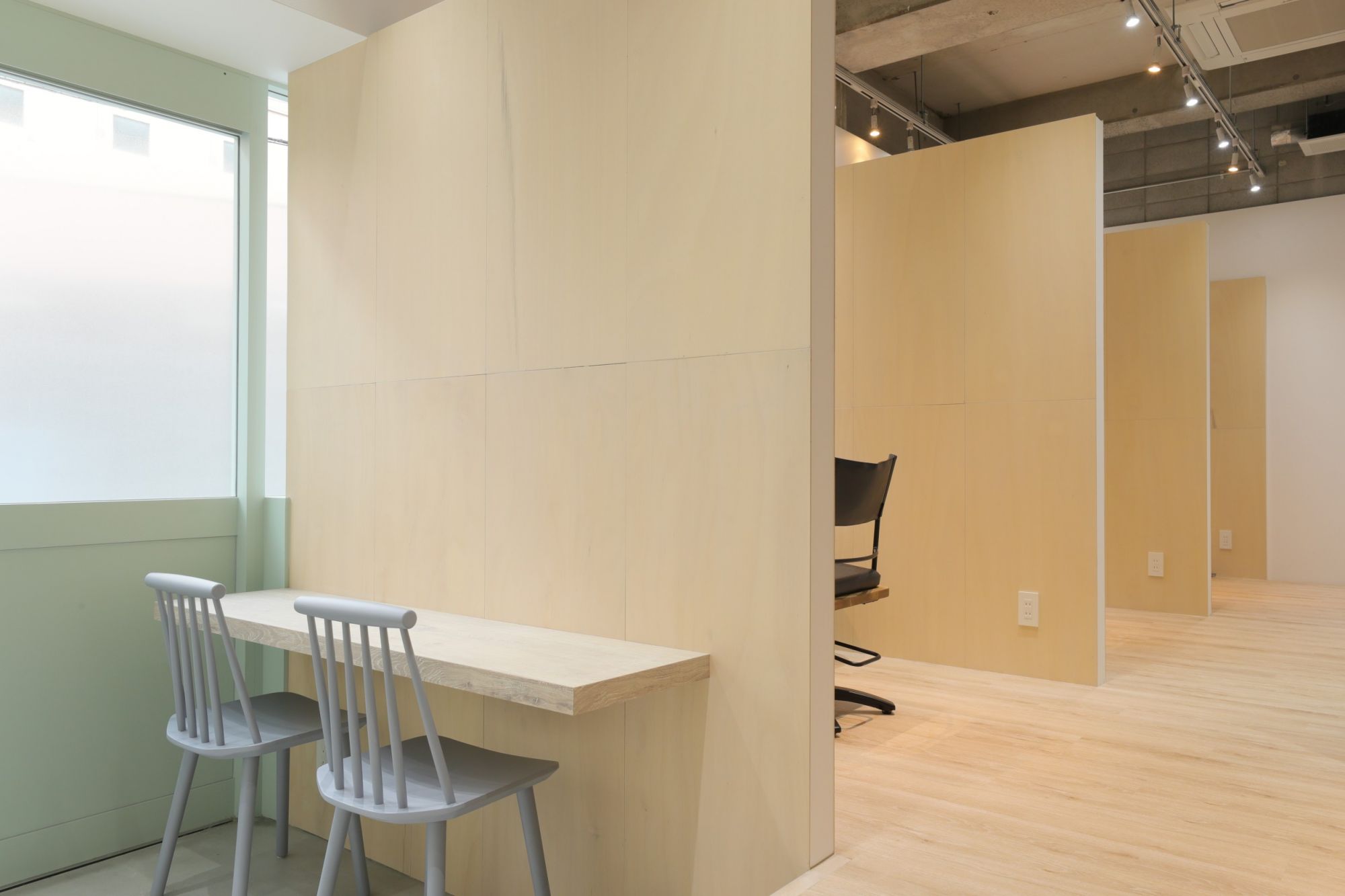 【昭和町】≪社会保険完備≫≪月8,9日休み≫≪トータルビューティーサロン≫完全個室、半個室のプライベート空間。ヘアー・ネイル・アイラッシュが学べる環境が整っています。「re; nown hair eye&nail design 阿倍野区昭和町店（アールイーノウンアベノクショウワチョウテン）」からスタイリスト（美容師）の求人★☆