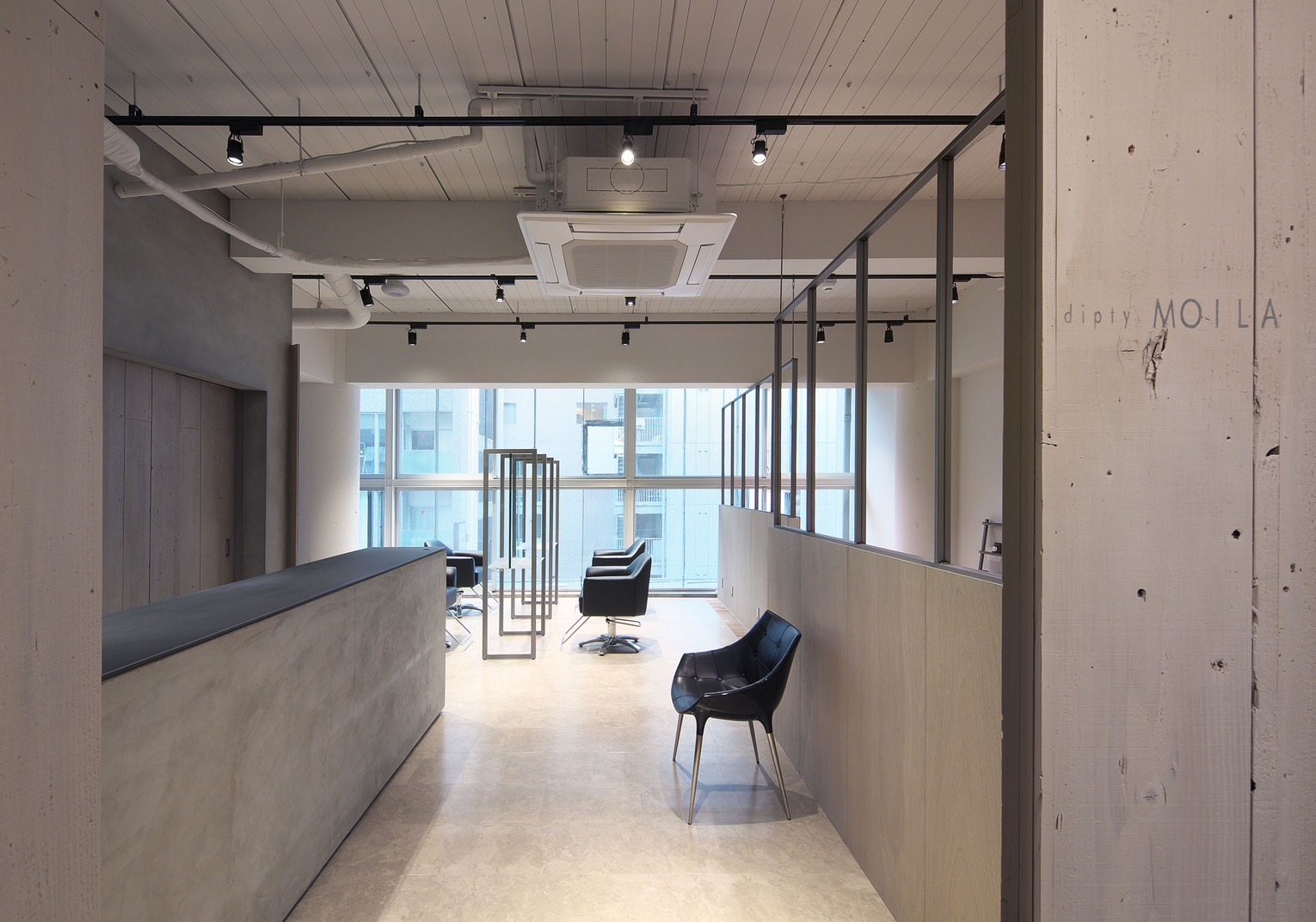 【南船場】≪月給22万円≫≪月8日休み≫≪社会保険完備≫≪営業中レッスンにより早期デビュー!≫こだわり抜いた薬剤・商材を取り扱うノンダメージサロンとして、髪質改善に特化した人気ヘアサロン!「dipty MOILA(ディプティモイラ)」からアシスタント(美容師)の求人☆★☆