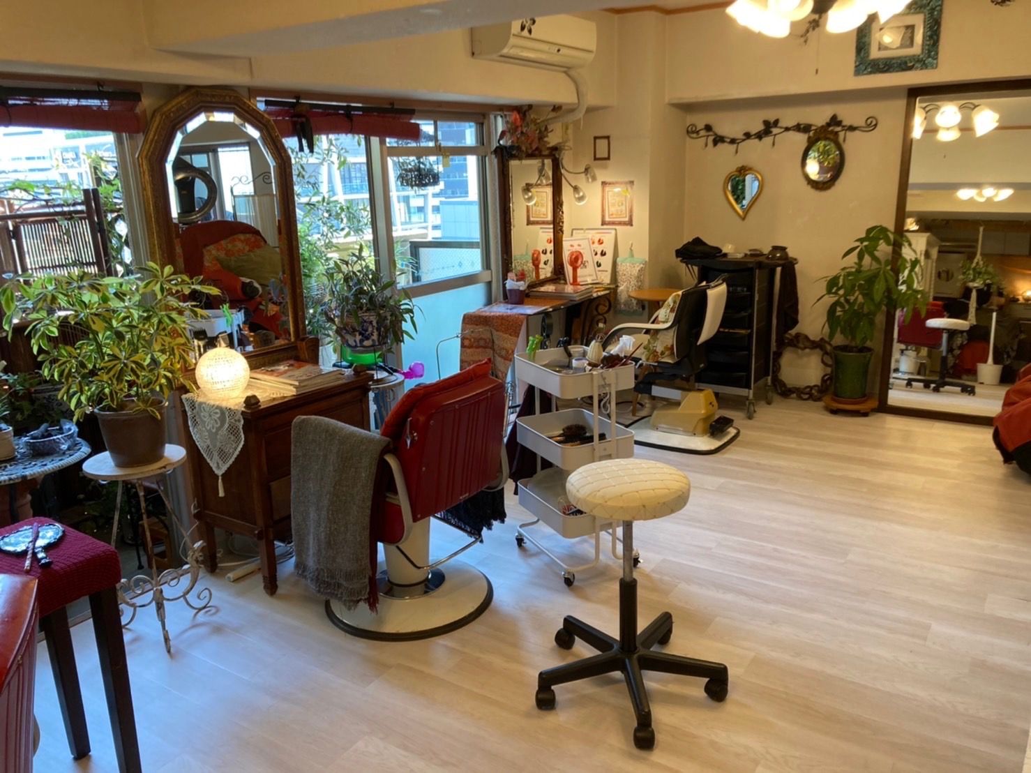 【梅田】≪リニューアルオープンにつきスタッフ急募!≫≪完全予約制なので営業中レッスン可≫≪平日のみの勤務でもOK≫≪ブランクある方もOK≫仕事とプライベートでメリハリをつけられる環境!オーガニックヘナ・マッサージ・ヘッドスパも人気の癒しのサロン「プライベートサロン perdonna(プライベートサロンペルドンナ)」からアシスタント(美容師)の求人☆★☆