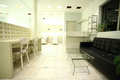 【久宝寺】営業時間中にもレッスンをすることができる環境なので、有効的に時間を使い、デビューを目指しましょう！！営業後にレッスンをしても21時半には退社するようにしているのでプライベートも充実！「aim（エイム）」からアシスタント（美容師）の求人☆★☆