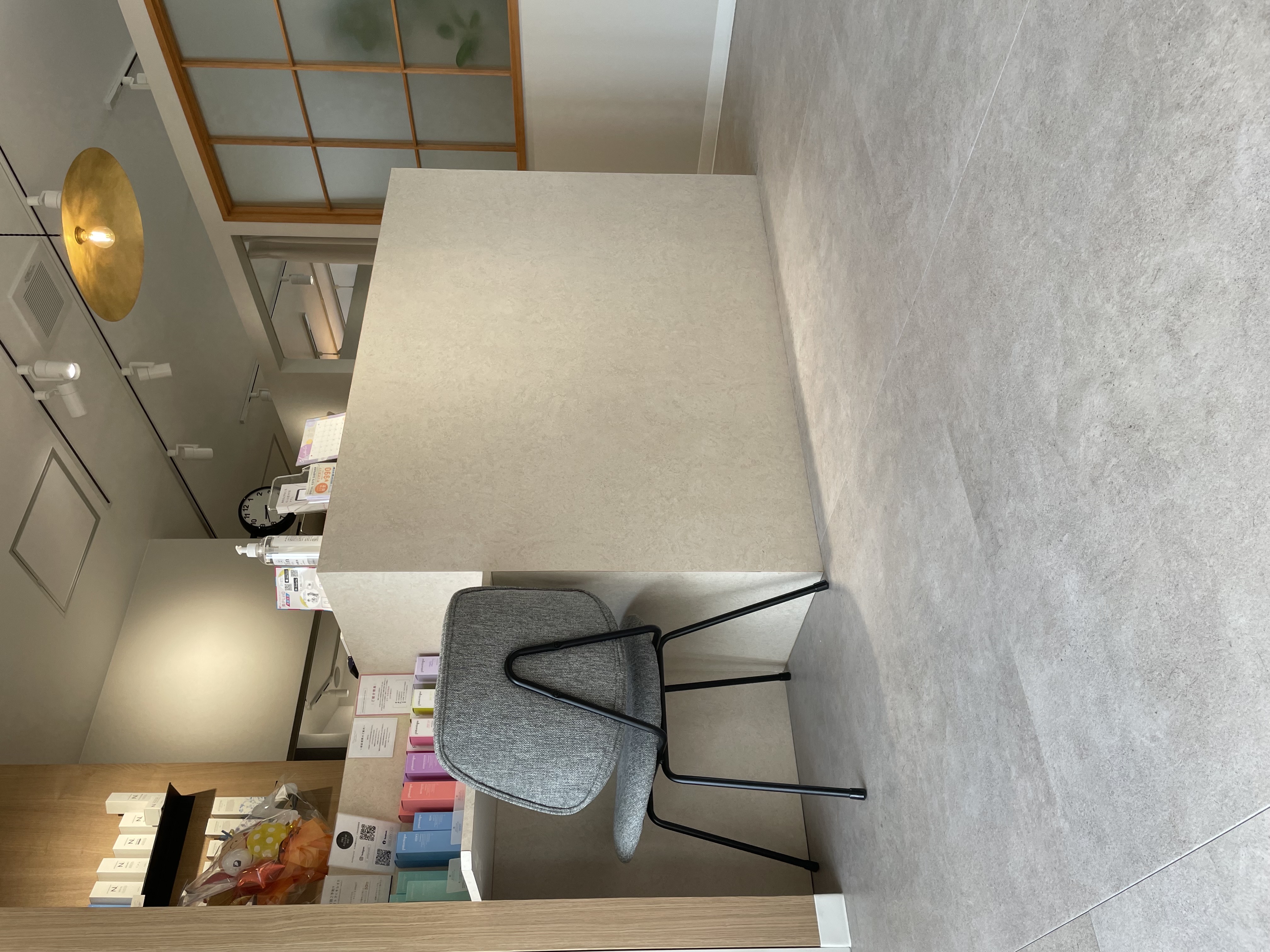 【同志社前】≪毎週日祝休み≫≪完全週休二日制≫≪社会保険完備≫お客様、スタッフ共に居心地の良い環境を作っております！女性でも長い目働けるヘアサロン「esbyrush（エスバイラッシュ）」からスタイリスト（美容師）の求人☆★☆