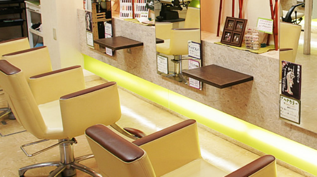 【阪急三国】お客様との交流やイベントもアリ♪スタッフさん同士仲良しなので、サロンワークを楽しみながら更に成長出来る環境です★地域密着型のアットホームサロン“screw(スクリュー)”からスタイリスト(美容師)の求人☆★