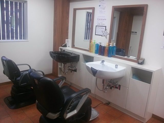 【阪急山田】お給料18万円スタート！しかも、アシスタントでも最大25万円まで昇給アリ♪どんどんお客様に入客するチャンスがあるので、やる気次第で2年でスタイリストデビューも可能★地域密着型のサロン“HAIR SALON TWONE（ヘアー サロン ツーワン）”からアシスタント（理容師）の求人☆★