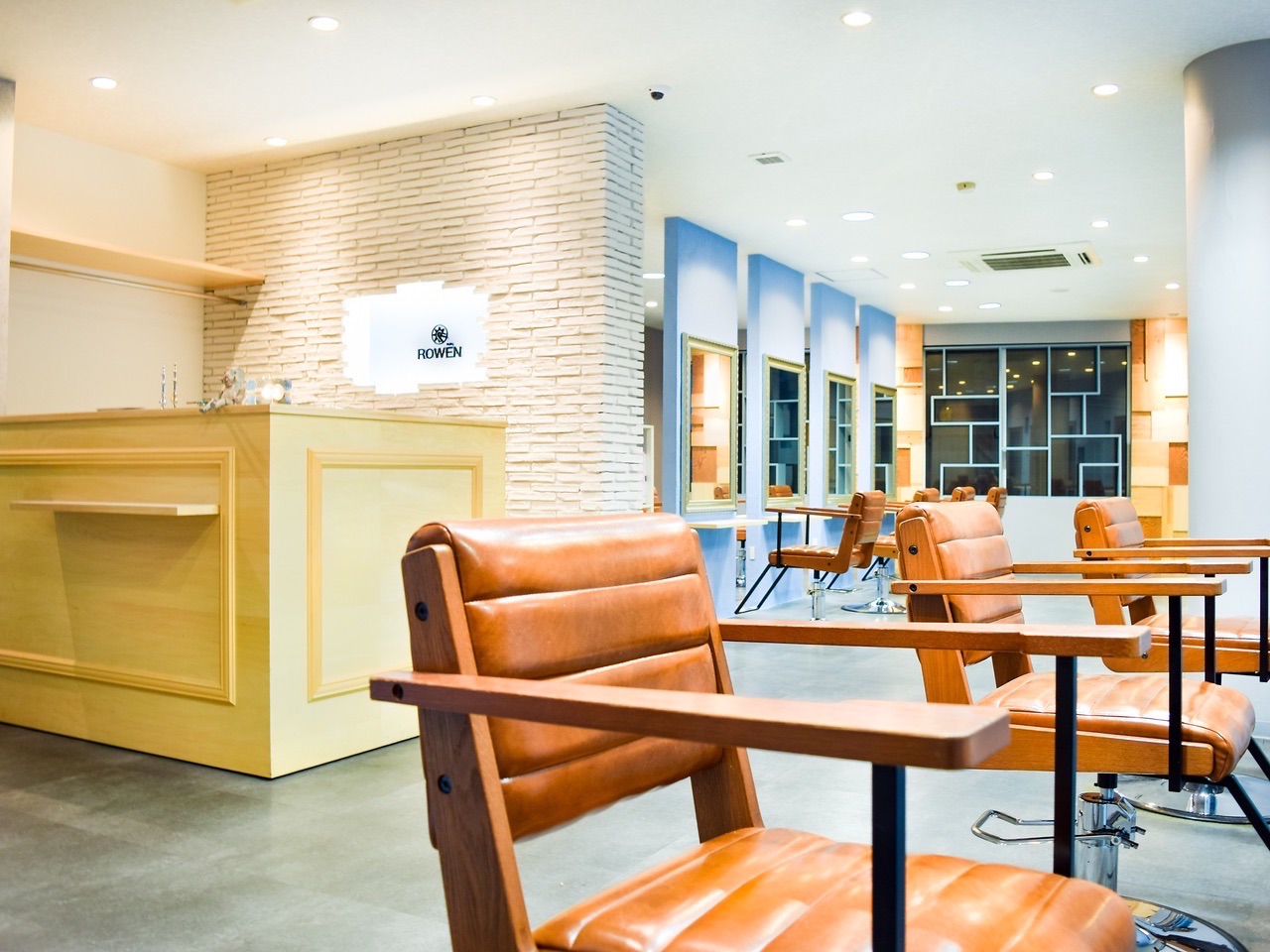 【東梅田】≪正社員登用制度あり≫≪薬剤が豊富で仕事がしやすい≫≪指名50%〜・フリー40%還元≫入客チャンスもあって稼げます！シフトも1,2週分から決められるので、プライベート重視派も安心。スタッフ目線で新しい商品も積極的に導入、働きやすい人気サロン「ROWEN（ローエン）」からスタイリスト（美容師）の求人☆★