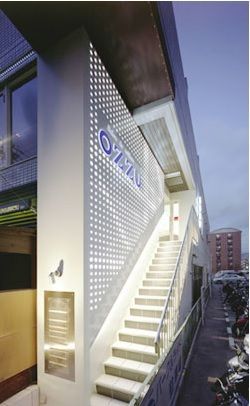 【近鉄八尾駅】≪カラー塗布が出来る方は月給22万円～≫≪月9日休み＆社会保険完備≫髪のことを考え、シャンプ−やトリートメントは自社オリジナル製品！！ケミカル知識や正確なカット技術が学べる環境で、長く活躍していきましょう！「OZZU 八尾店（オッズヤオテン）」からアシスタント（美容師）の求人★☆