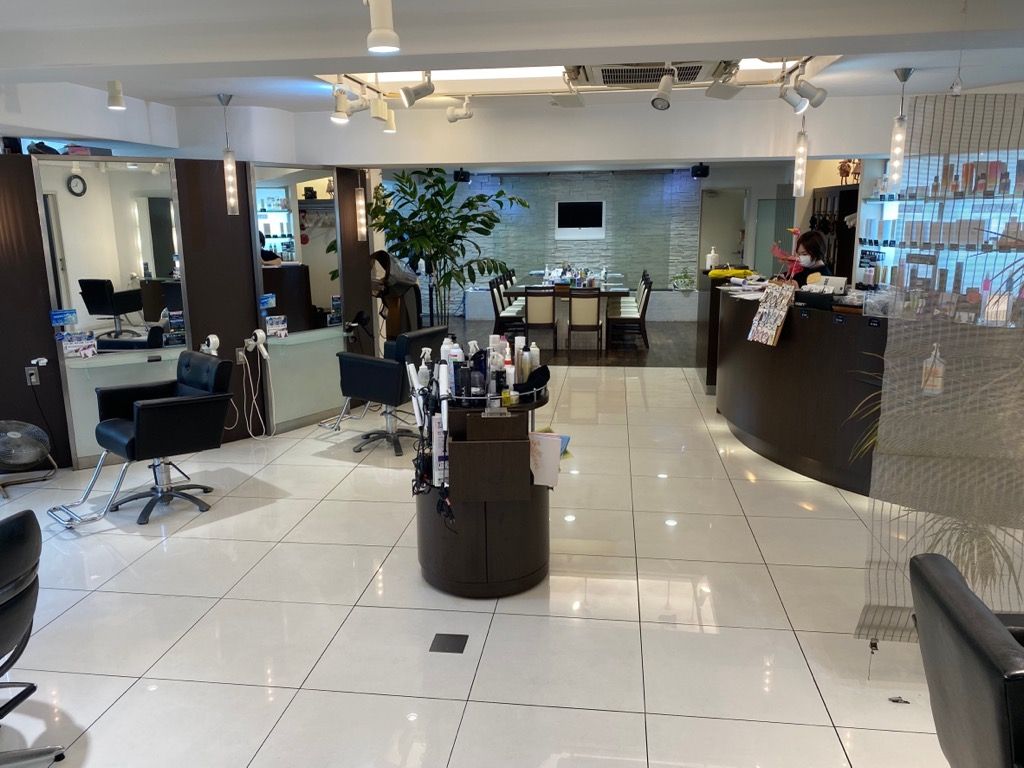 【近鉄八尾駅】≪カラー塗布が出来る方は月給22万円～≫≪月9日休み＆社会保険完備≫髪のことを考え、シャンプ−やトリートメントは自社オリジナル製品！！ケミカル知識や正確なカット技術が学べる環境で、長く活躍していきましょう！「OZZU 八尾店（オッズヤオテン）」からアシスタント（美容師）の求人★☆