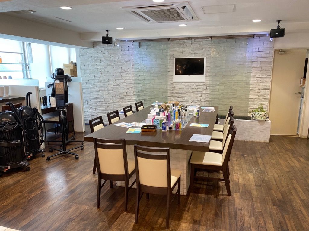 【近鉄八尾駅】≪カラー塗布が出来る方は月給22万円～≫≪月9日休み＆社会保険完備≫髪のことを考え、シャンプ−やトリートメントは自社オリジナル製品！！ケミカル知識や正確なカット技術が学べる環境で、長く活躍していきましょう！「OZZU 八尾店（オッズヤオテン）」からアシスタント（美容師）の求人★☆