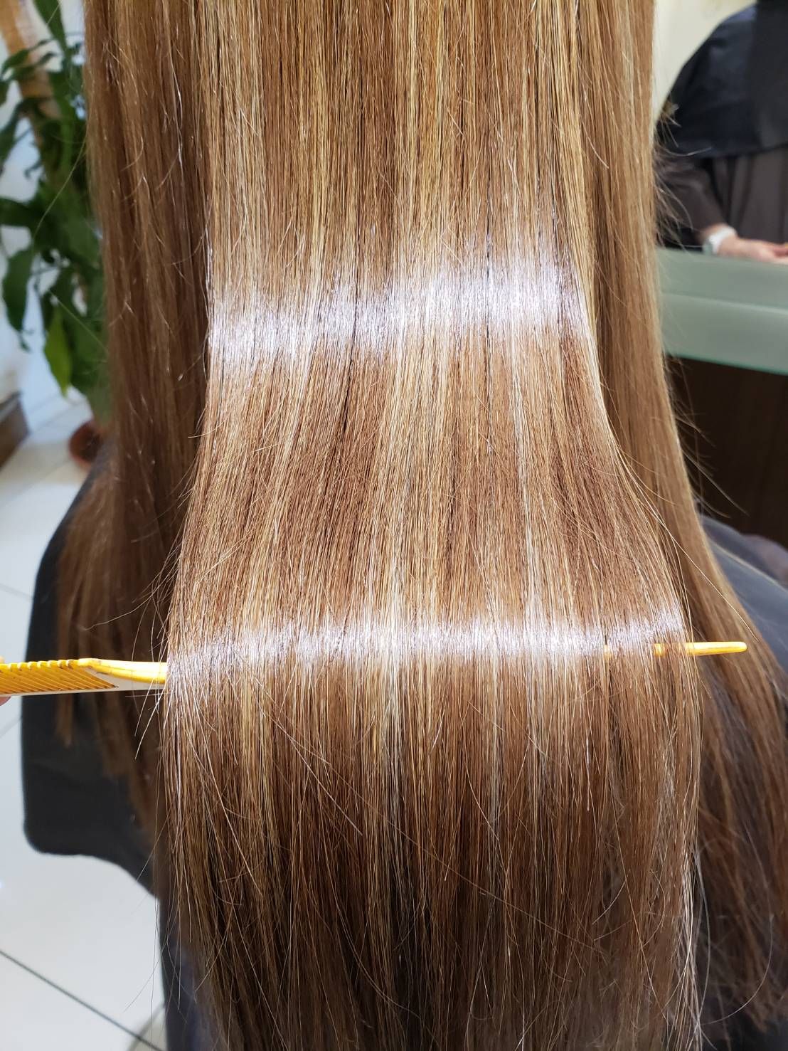 【近鉄八尾駅】≪カラー塗布が出来る方は月給22万円～≫≪月9日休み＆社会保険完備≫髪のことを考え、シャンプ−やトリートメントは自社オリジナル製品！！ケミカル知識や正確なカット技術が学べる環境で、長く活躍していきましょう！「OZZU 八尾店（オッズヤオテン）」からアシスタント（美容師）の求人★☆