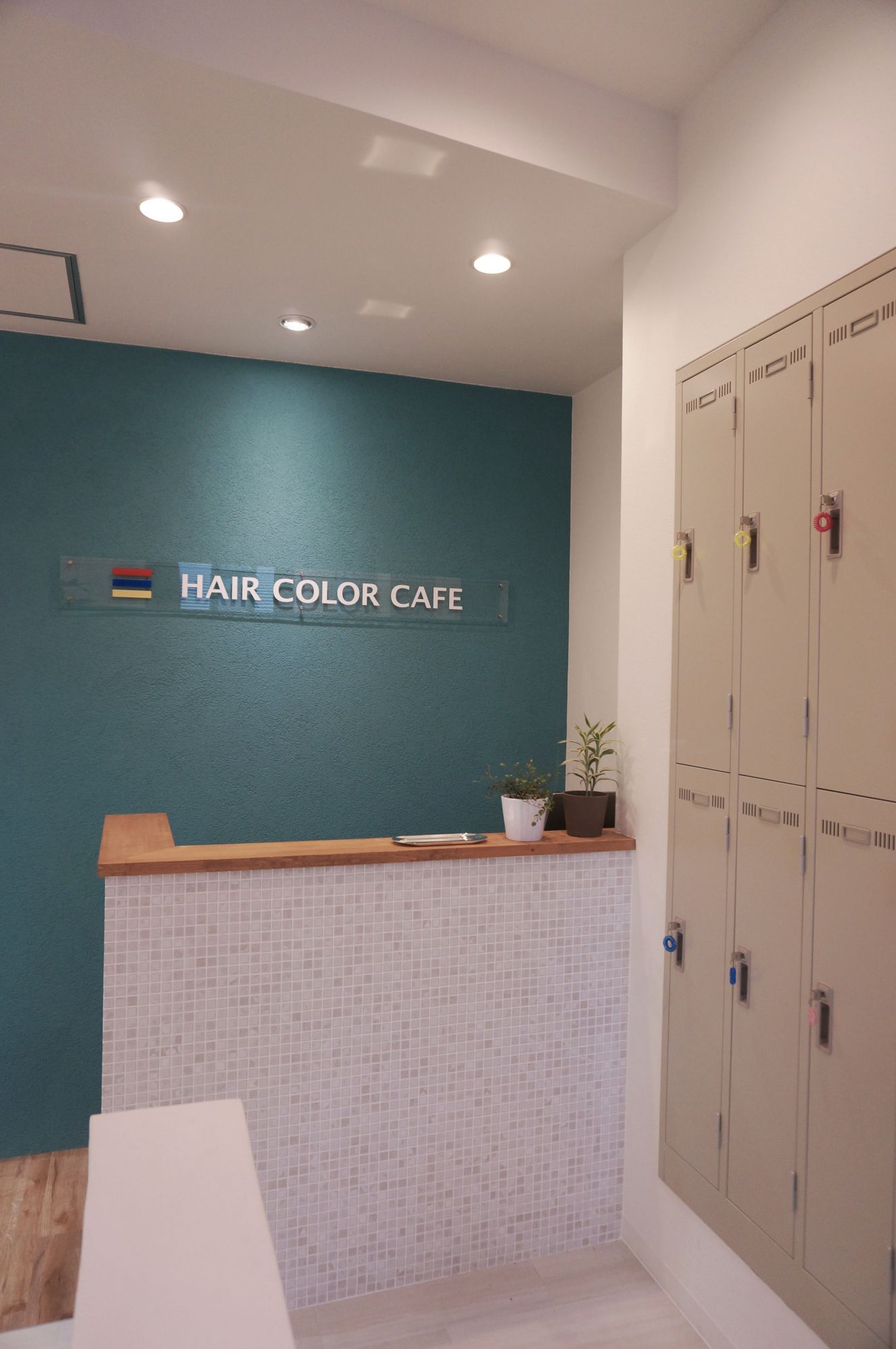 【千鳥橋】ママさん活躍中!自分のライフスタイルにあわせた勤務が可能!!休みや勤務時間などはしっかり相談させて頂きます!!カットメニューが無いのブランクがある方も安心!カラー専門店「HAIR COLOR CAFE千鳥橋店(ヘアーカラーカフェチドリバシテン)」からカラーリスト(美容師)の求人☆☆