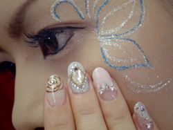 【四条】隠れ家プライベートサロン【Luna】スタッフさん同士の仲も良いアットホームで温かい雰囲気のサロンでお仕事をしましょう♪♪ 20時過ぎには帰れるサロンなので、お仕事とプライベートどちらも充実させましょう!!　ネイリスト(ネイルサロン)の求人