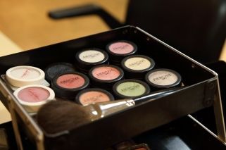 【高槻】こだわりの骨格補正カットで、一人一人の髪質に合わせたカット技術を提供★ここで頑張れば、高いカット技術力が身につきますよ！サロンワーク経験者は大歓迎！！30代OLさんなど、美意識の高い世代が通うサロンQUADE+m (クアドエム)からアシスタント(美容師)の求人☆★☆