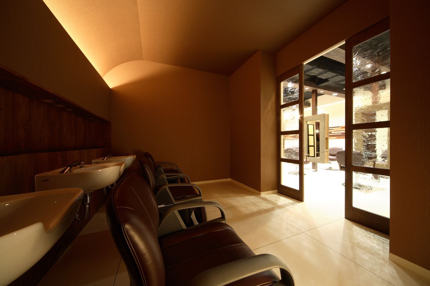 【和泉中央】≪月給18万円〜≫スタッフさんの意見をきちんと尊重してくれるオーナーさんの人柄が働きやすさの秘訣！「くだけ過ぎず、かたくなりすぎず」がコンセプトのサロン「LANIKAI」からアシスタント（美容師）の求人☆★☆