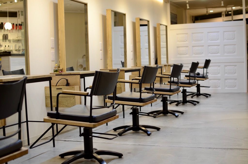 【法善寺】≪福利厚生としてトレーニングジム使用OK≫≪社会保険完備≫スタッフさんの定着率抜群！夏期休暇は最大9連休なので、仕事もプライベートも充実させて、長く活躍してくれる方をお待ちしています！ジムも使用できるので運動が好きな方、筋トレ好きな方も大歓迎！リニューアルした西海岸風お洒落サロン「Plum Hair（プラムヘアー）」からアシスタント（美容師）の求人★☆