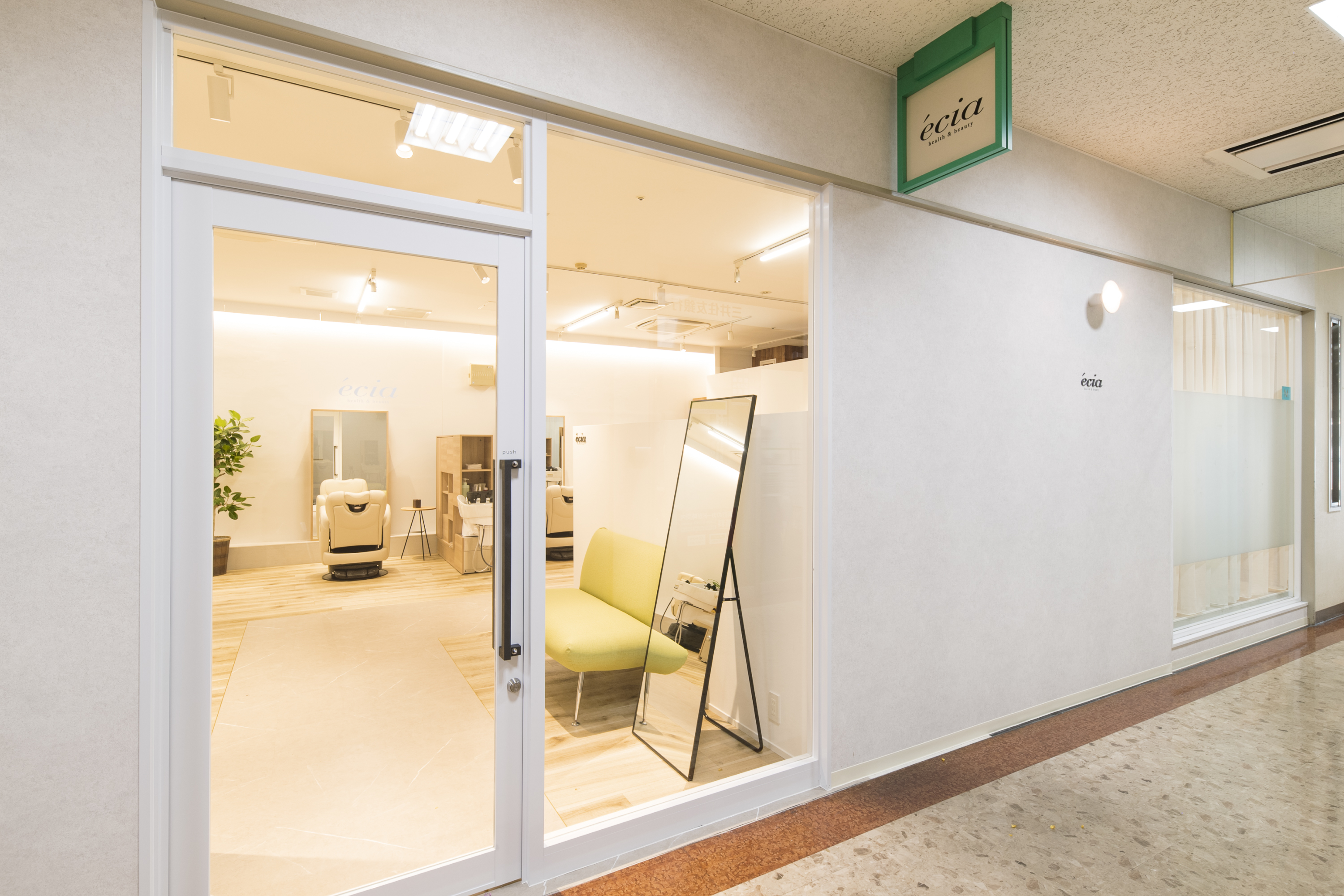 【西宮名塩】≪毎週日月定休≫≪完全週休2日≫≪社会保険完備≫≪土日休み可能≫≪アイリスト兼任も可能≫≪福利厚生充実≫バックアップ体制充実で働きやすい!お子様がいる方も大歓迎!トータルビューティサロン「health&beauty ecia(ヘルスアンドビューティーエシア)」からスタイリスト(美容師)の求人☆★