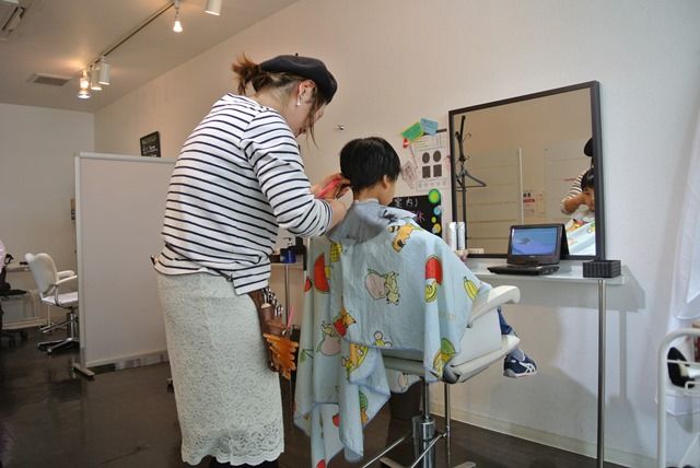【西宮北口】≪社会保険完備≫≪月給28万円以上≫≪月7~10日休み≫≪時短勤務相談OK≫カットは1650円!一生懸命身につけた技術とお客様への思い、カタチにできるサロンで働きませんか。「Cut Room アクタ西宮店(カットルームアクタニシノミヤテン)」からスタイリスト(美容師)の求人☆★