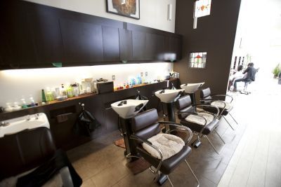 【御所】◆◇社会保険完備◇◆スタッフさんが長く活躍できるような職場環境が完備★コンテストや社内イベントも盛り沢山！！OZには様々なチャンスがあるので、一緒に成長してきましょう！未経験、新卒生、通信生OK★oz Roots (オズルーツ)からアシスタント(美容師)の求人☆★☆