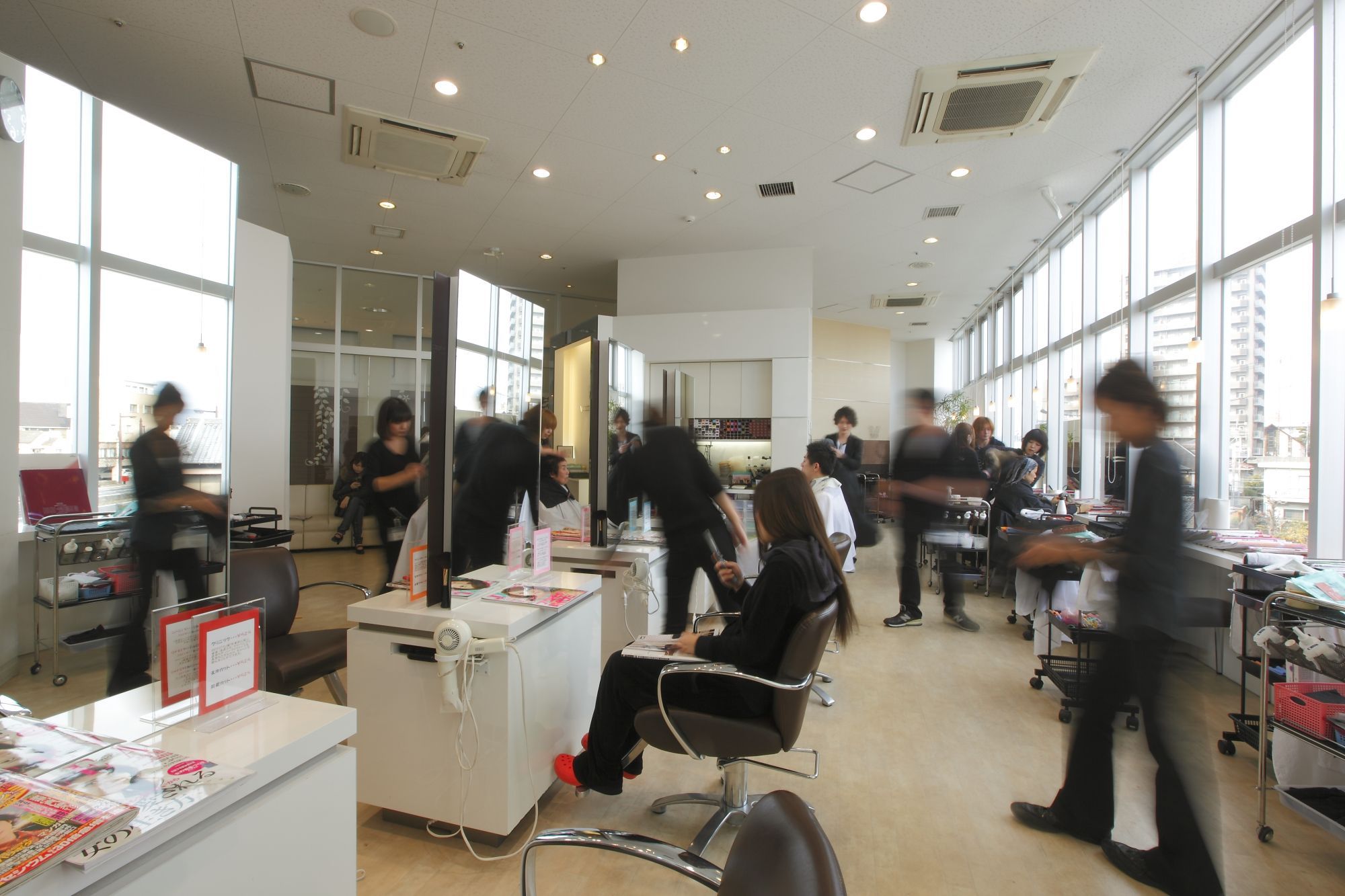 【メッサオークワ高松】≪休日数は選択制≫≪土日休みOK≫≪社会保険完備≫≪ママさん美容師も歓迎≫≪産休取得率100％≫時短社員は毎週土日休み！営業時間内の空いた時間があればレッスンも可能！充実した待遇・給与体制でしっかりとした技術を身につきます！「HAIR'S GATEメッサオークワ高松店（ヘアーズゲートメッサオークワタカマツテン）」からアシスタント（美容師）の求人☆★☆