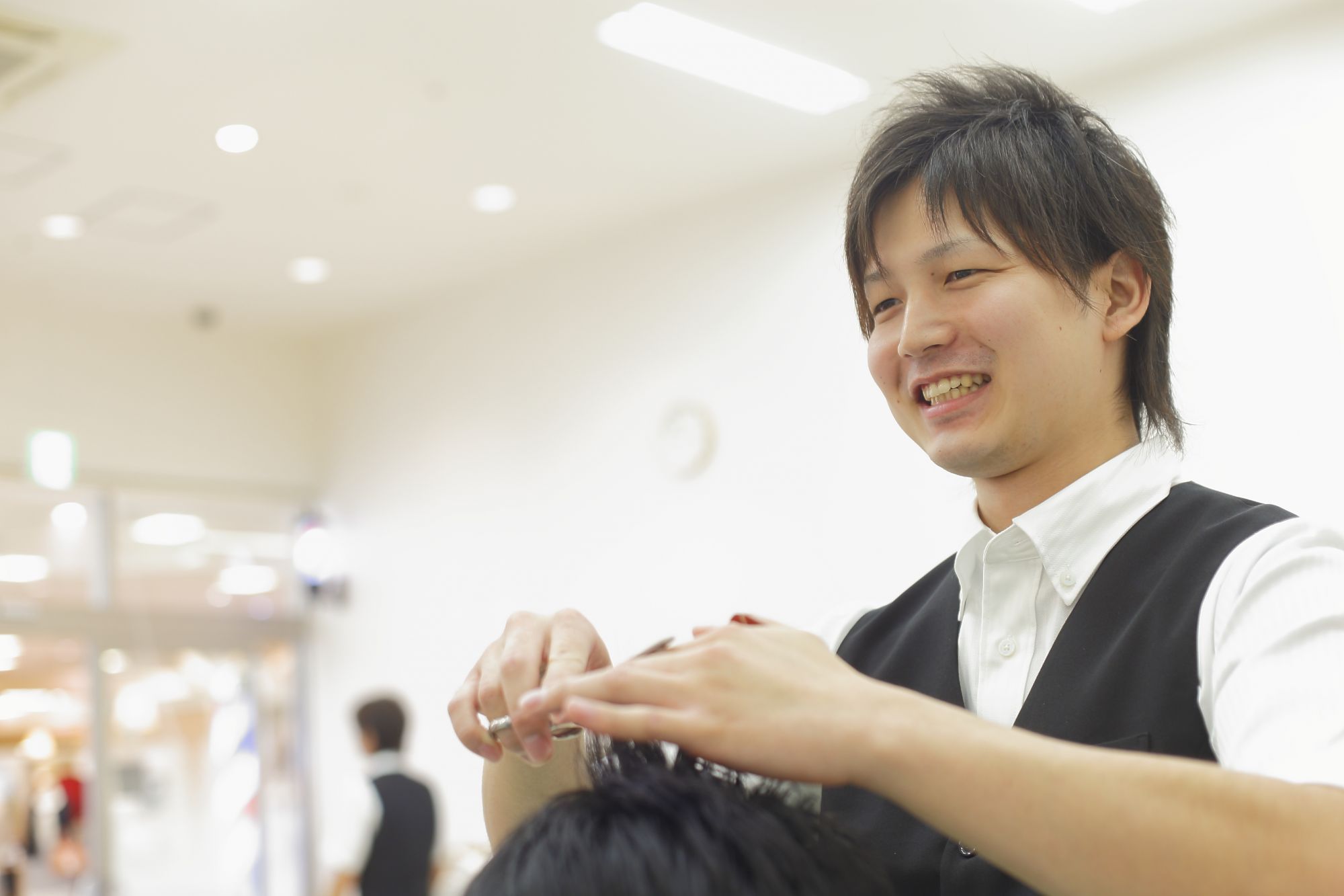 【桃山台】≪月7日休み≫≪ほぼ時間どおり退勤可能≫≪社会保険完備≫長期的に勤務を続けれる環境が整う理容室「理容サービス 豊中熊野店」から理容師(見習い・中習・技術者)の求人☆★