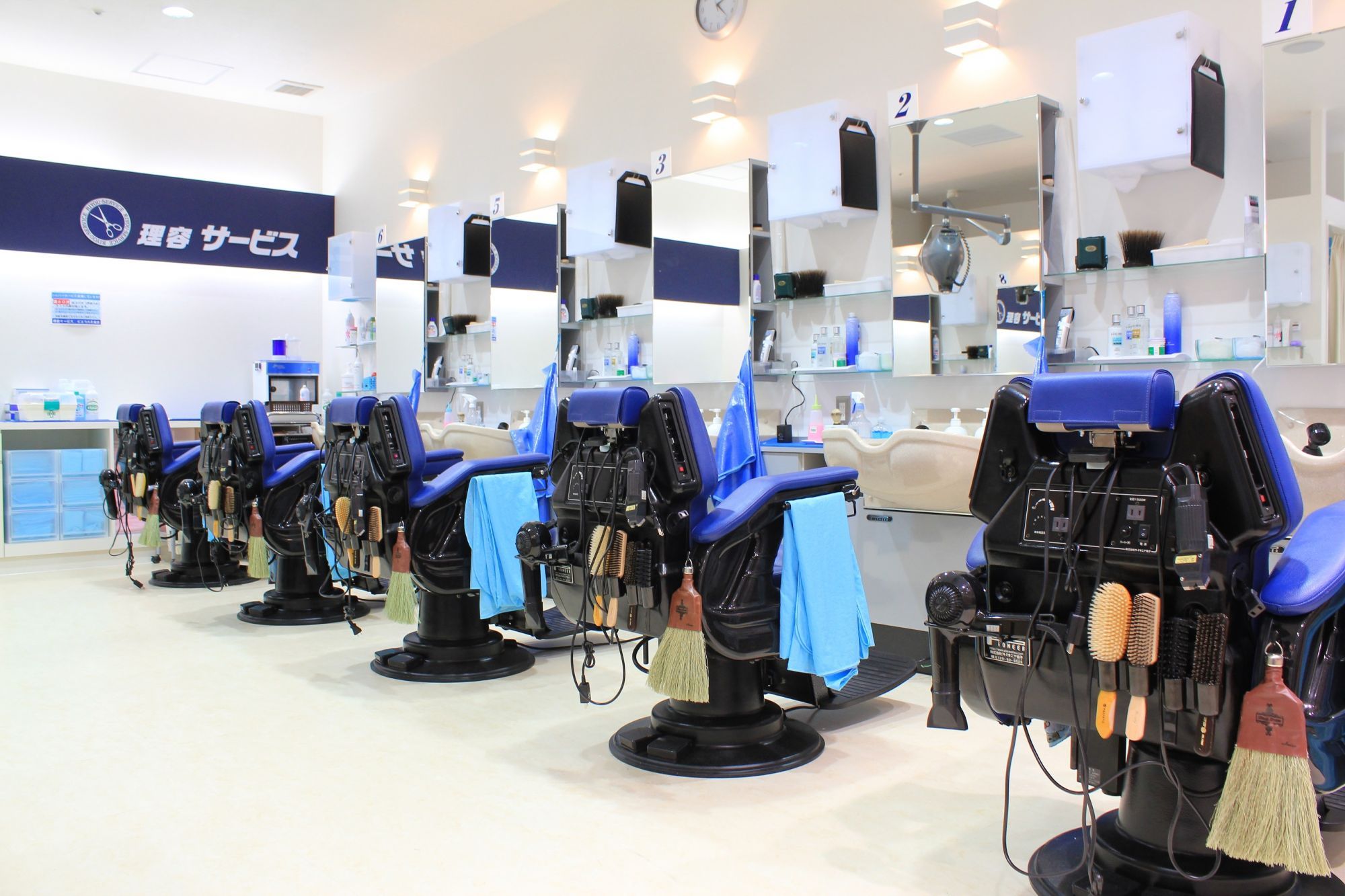 【イオンタウン伊賀上野】≪月7日休み≫≪ほぼ時間どおり退勤可能≫≪社会保険完備≫ながく安心してがんばれる環境の「理容サービス イオンタウン伊賀上野店(リヨウサービスイオンタウンイガウエノテン)」から理容師(見習い・中習・技術者)の求人☆★