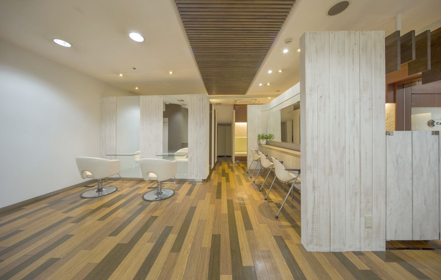 【三宮】≪社会保険完備≫≪月給20万円スタート！≫≪月8日休み≫早くスタイリストになりたい！早く稼ぎたい方必見！デビュー迄をしっかりサポートしてもらえて、最短1年でのデビューが可能！稼げるスタイリストになれる環境があります！「central 三宮店（セントラルサンノミヤテン）」からアシスタント（美容師）の求人☆★☆