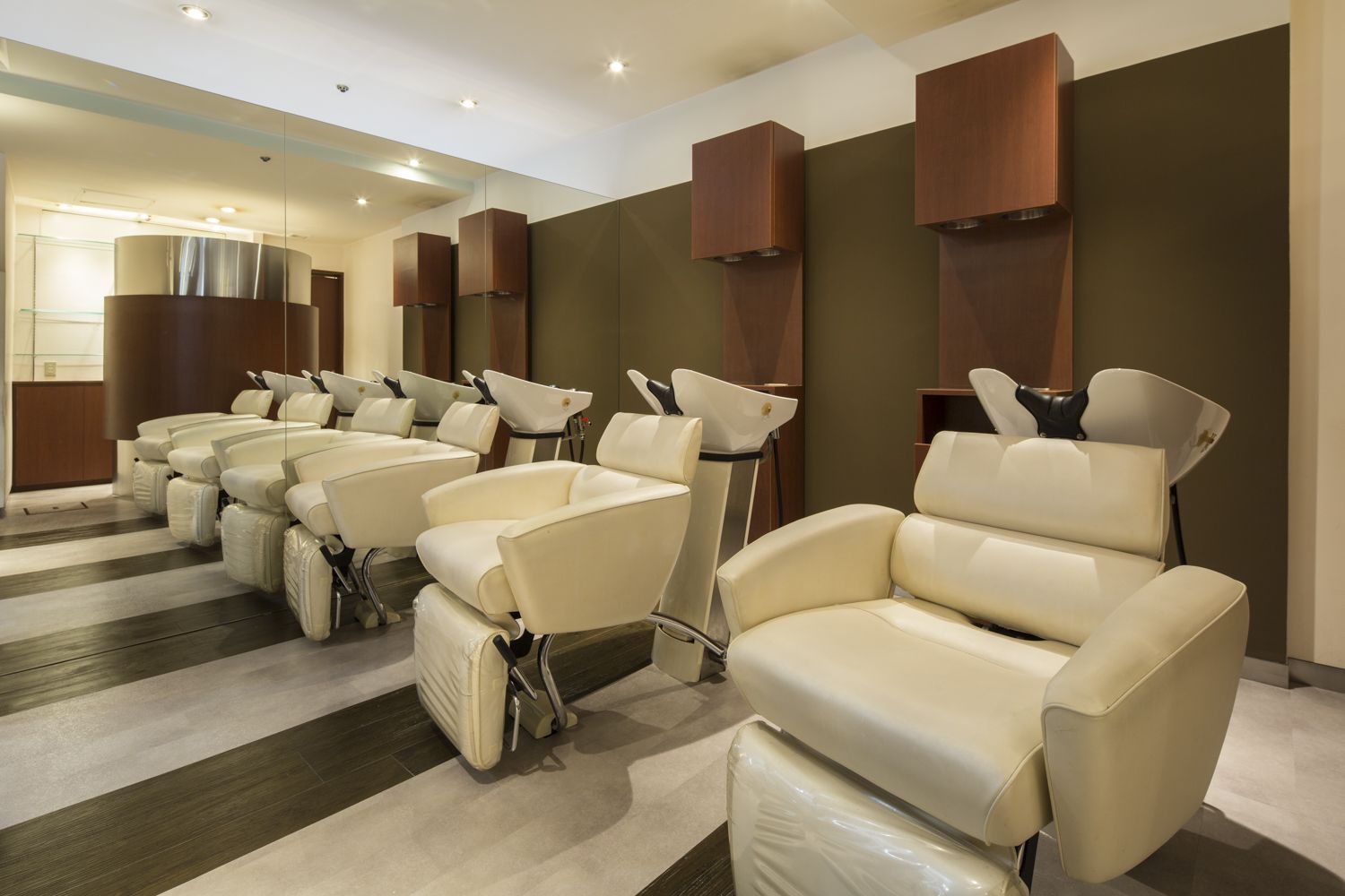 【三宮】≪社会保険完備≫≪月給20万円スタート！≫≪月8日休み≫早くスタイリストになりたい！早く稼ぎたい方必見！デビュー迄をしっかりサポートしてもらえて、最短1年でのデビューが可能！稼げるスタイリストになれる環境があります！「central 三宮店（セントラルサンノミヤテン）」からアシスタント（美容師）の求人☆★☆