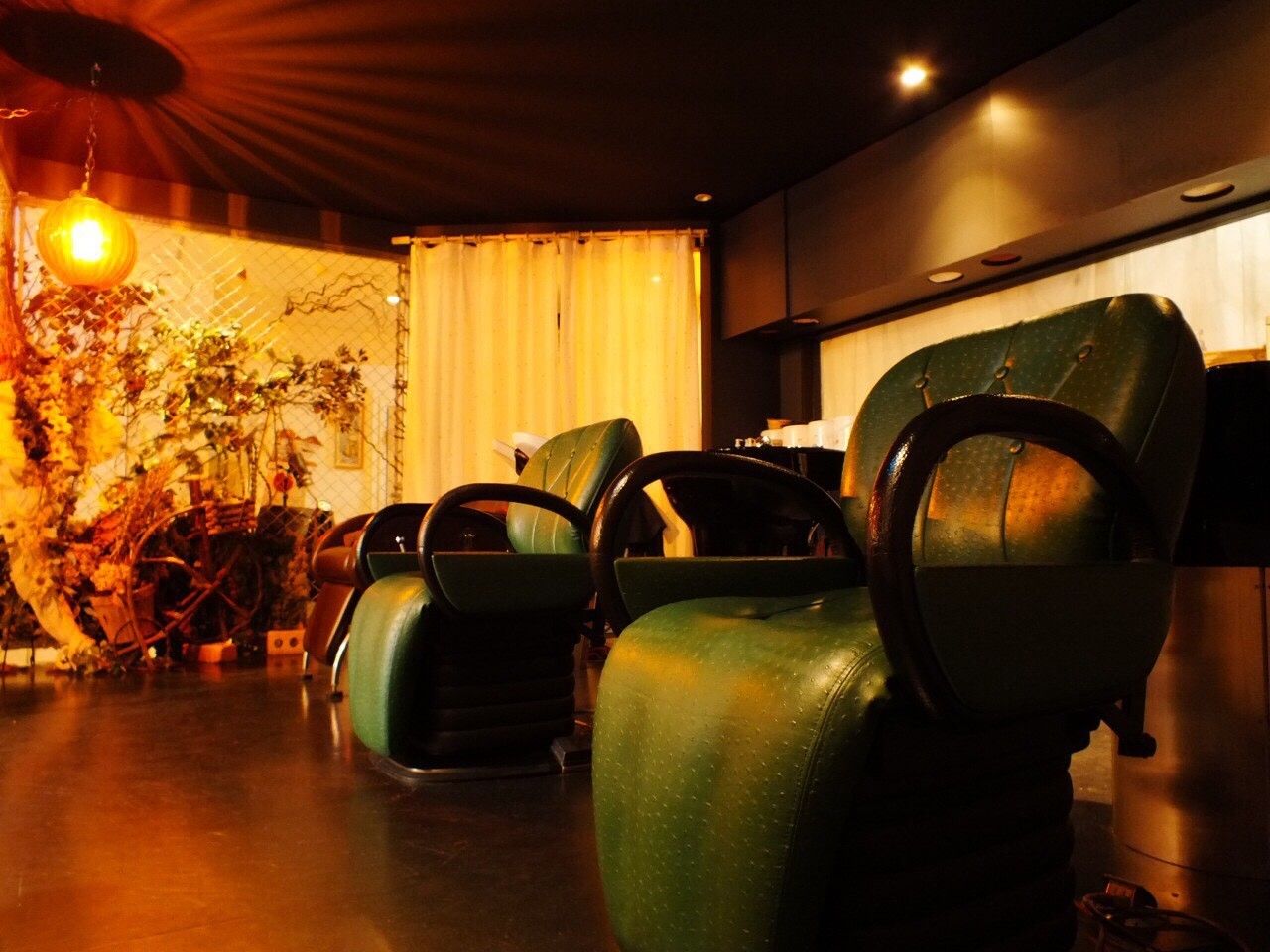 【心斎橋】≪営業中レッスンOK≫≪土日祝休み相談可能≫≪有給休暇あり≫ダブルカラーやデザインカラーに特化しており、より専門的にカラーデザインの知識や技術を習得可能!アンティークなインテリアで統一されていて、とてもオシャレなサロンです「attic hair design & relaxation(アティックヘアデザインアンドリラクゼーションン)」からアシスタント(美容師)の求人★☆