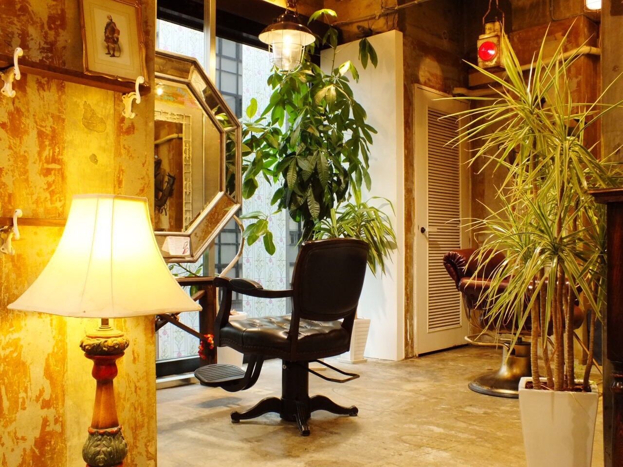 【心斎橋】≪営業中レッスンOK≫≪土日祝休み相談可能≫≪有給休暇あり≫ダブルカラーやデザインカラーに特化しており、より専門的にカラーデザインの知識や技術を習得可能!アンティークなインテリアで統一されていて、とてもオシャレなサロンです「attic hair design & relaxation(アティックヘアデザインアンドリラクゼーションン)」からアシスタント(美容師)の求人★☆