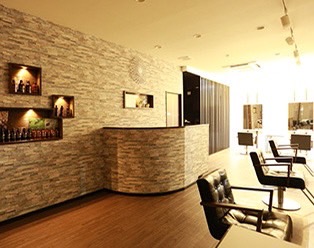 【熊取】≪月給22万円≫≪月8日休み・月2回の日曜日休み&だんじり休みあり≫≪平均19時退勤&早上がり制度あり≫高いリピート率により口コミ高評価な人気ヘアサロン！髪質改善メニューが大人気！「ONE FAITH（ワンフェイス）」からアシスタント（美容師）の求人☆☆