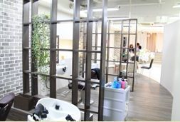 【大久保】≪有給休暇あり≫≪社会保険完備≫≪歩合でパートでも月給20万円以上可能≫「365日お客様をキレイに」がモットー!パート勤務も可能で女性が安心して長く働けるサロン「calyx 大久保店(ケイリクスオオクボテン)」からスタイリスト(美容師)の求人☆★
