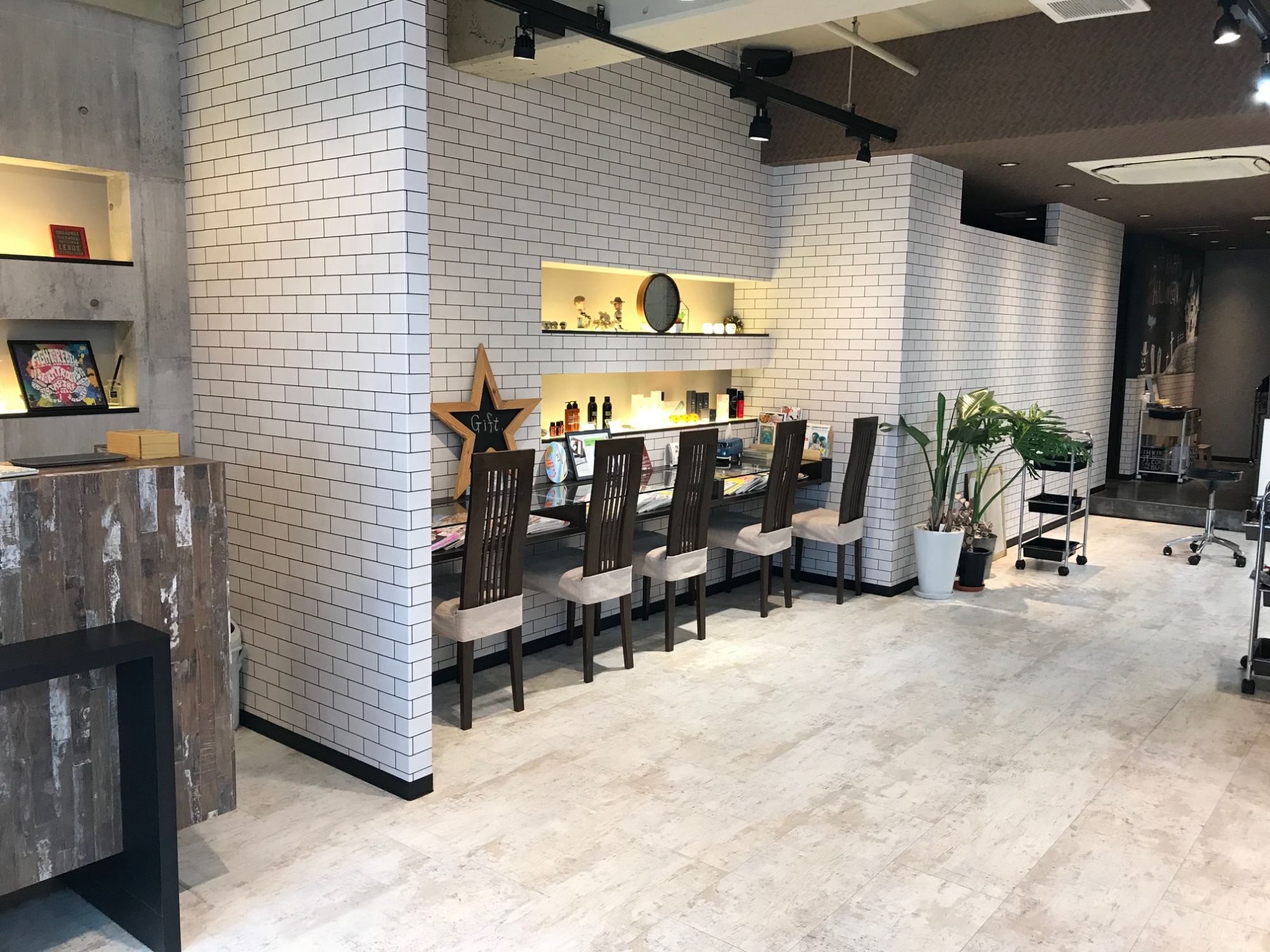 【和泉府中】≪月給25万円以上も可能≫≪選べる休日数≫≪遅くても20時には退勤≫髪と肌に優しいことを大切にしています。助け合いをしながらの基本マンツーマンでやりがいもあります!「Gift. irodori hair(ギフトイロドリヘアー)」から、スタイリスト(美容師)の求人です☆★