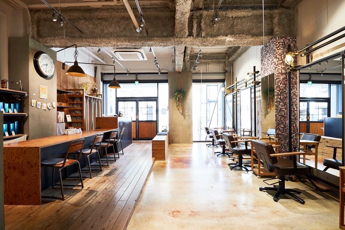 【西長堀】≪完全週休2日制≫≪実働8時間≫≪社会保険完備≫≪営業中レッスンにより最短2年デビュー≫女性のライフスタイルに寄り添ったスタイル提案！髪質改善からカジュアルスタイルの発信とハイセンスなヘアサロン！「Fier（フィエル）」からアシスタント（美容師）の求人☆★☆