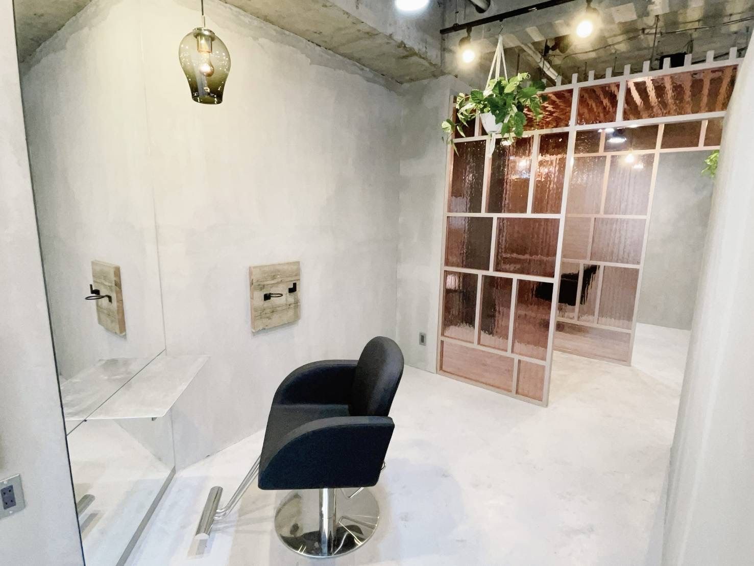 【心斎橋】≪実働8時間!≫≪休憩1時間あり※外出OK≫≪カラー比率9割!≫≪社会保険完備≫≪月8日休み≫新規の入客チャンスあり!頑張った分どんどんキャリアアップできる環境!外国人風カラーが人気!お客様からの口コミも多数!ナチュラルでヘルシーなテイストが得意なサロン「ECOO(エクー)」からスタイリスト(美容師)の求人☆★