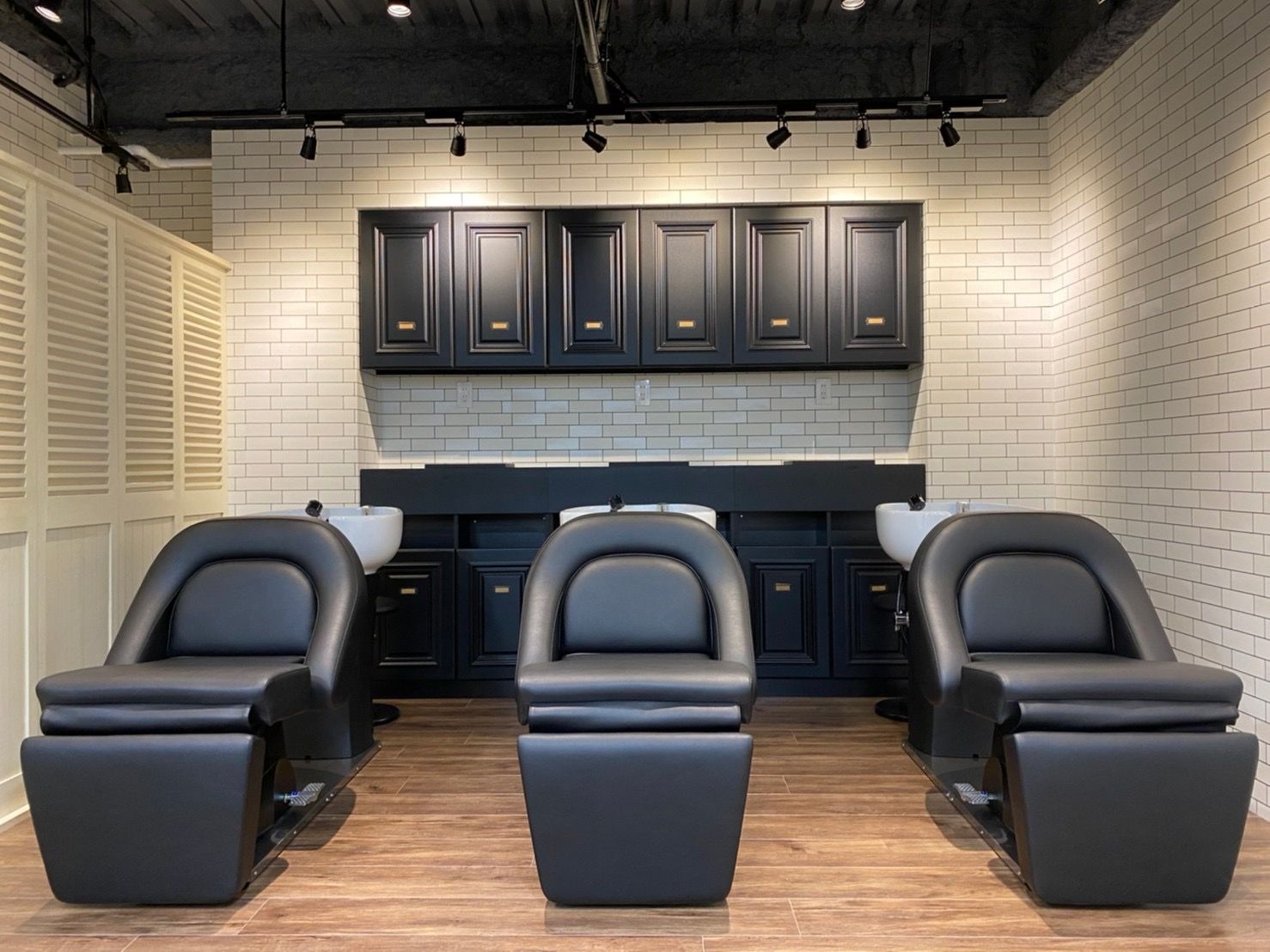 【JR福島駅】路面店の好立地！≪月8日休み・有給休暇あり≫≪実働8時間≫≪社会保険完備≫高単価な美髪ヘアサロン！「ASHLEY（アシュレイ）」からアシスタント（美容師）の求人☆☆