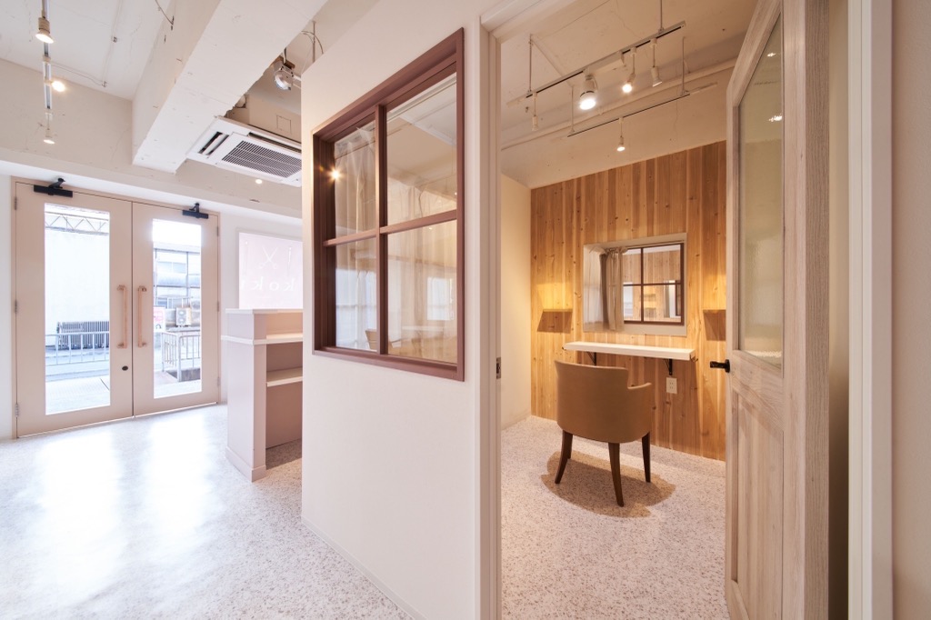 【阪急茨木市】≪定着率91%≫≪社会保険完備の日祝定休≫≪企業型iDeCoへ加入できる!≫≪時短社員での勤務も可能≫平日18時退社でプライベートも充実!女性が永く活躍できる、働きやすさを追求した注目サロンの新ブランド。「koku hair&spa(コクヘアアンドスパ)」からスタイリスト(美容師)の求人☆☆