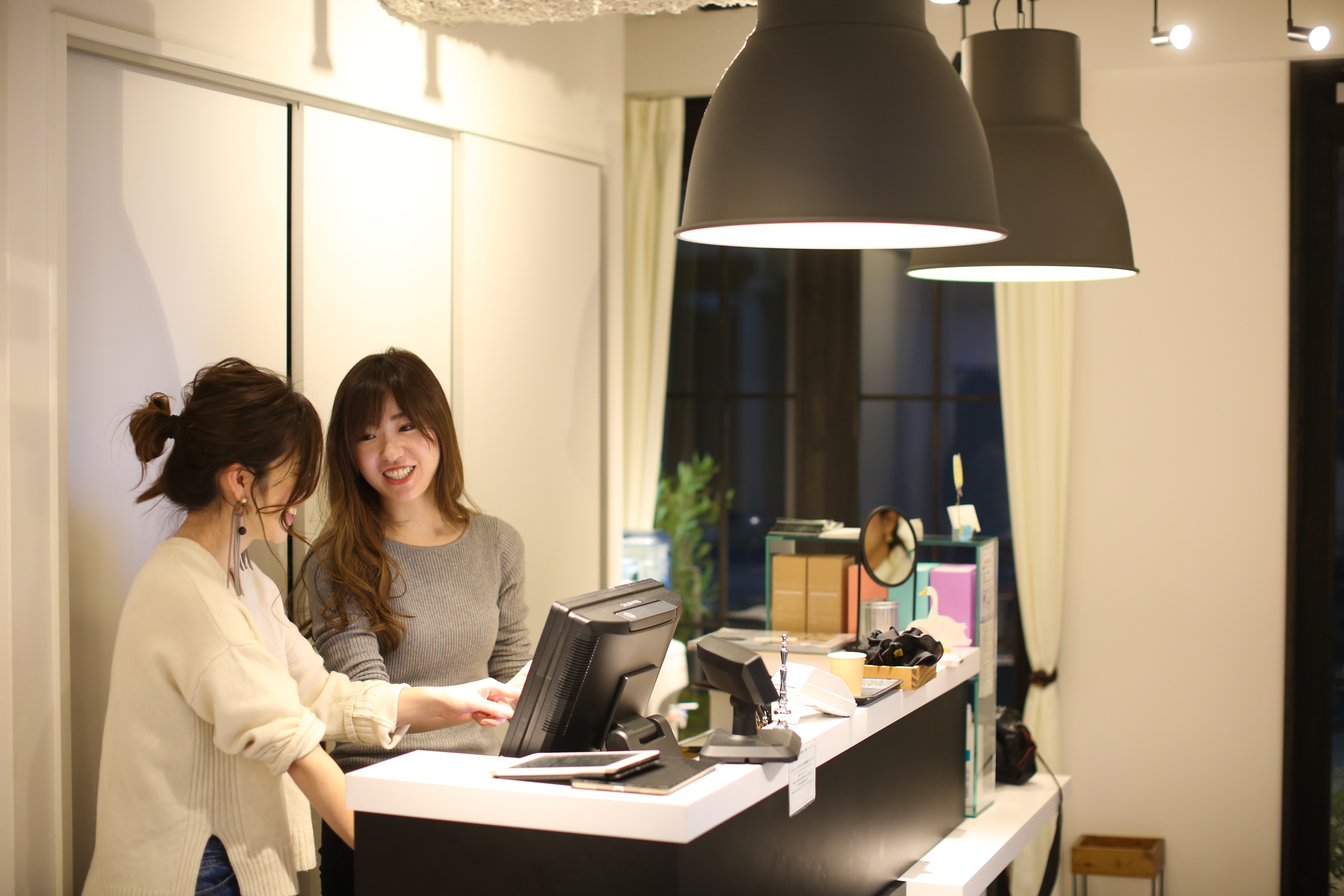 【京終】≪定着率91%≫≪社会保険完備の日祝定休≫≪企業型iDeCoへ加入できる!≫≪レッスンや会議、ミーティングなどでの残業なし≫≪有休取得率100%≫≪産休育休復帰率100%≫≪退職金制度あり≫プライベートと両立しながら、長く勤めやすい女性スタッフonlyサロン「sen by emt(センバイエント)」からスタイリスト(美容師)の求人☆☆
