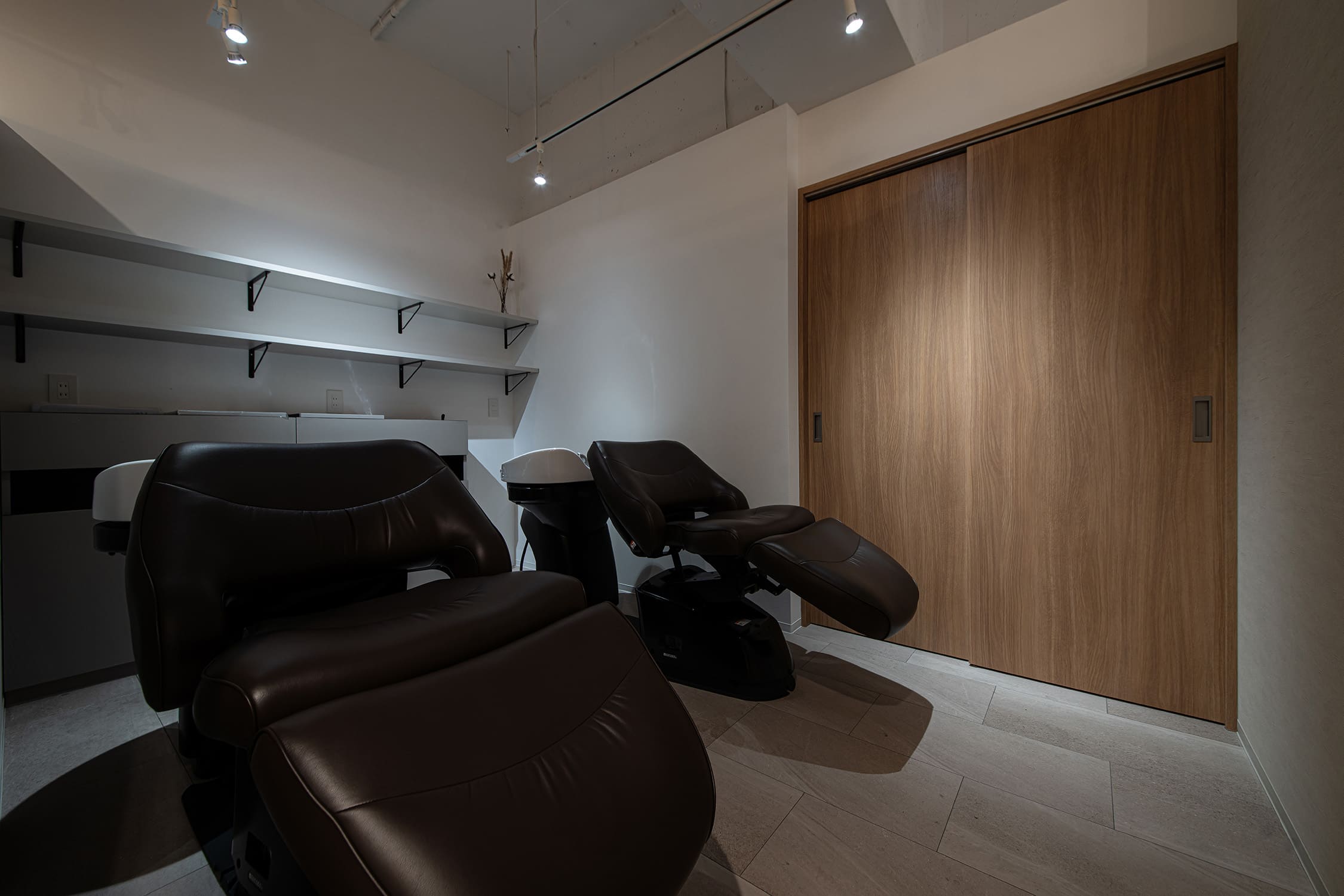 【心斎橋】≪定着率91％≫≪社会保険完備の日祝定休≫≪企業型iDeCoへ加入できる！≫≪個室あり≫スタイリストオンリーで、レッスンなどは一切ナシ！ひとりひとりのお客様に寄り添いながら施術が可能。髪質改善がウリの高単価サロン。「coucou（クク）」からスタイリスト（美容師）の求人☆☆