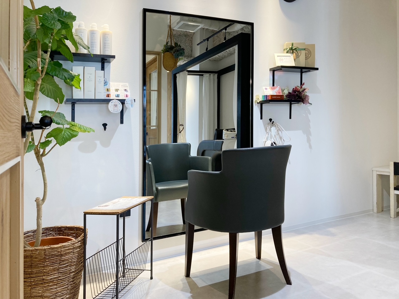 【寺田町】≪定着率91％≫≪社会保険完備の日祝定休≫≪企業型iDeCoへ加入できる！≫平日18時退社でプライベートも充実！安定の集客力で、平均月収は30万円。働きやすさを追求したサロン。「LOGii by emt（ロジーバイエント）」からスタイリスト（美容師）の求人☆☆