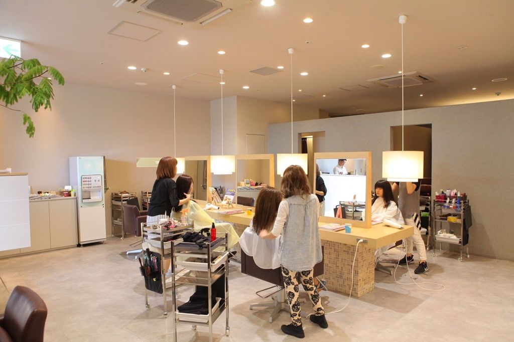 【和泉府中】≪保障給あり≫≪完全マンツーマン ≫≪単価9000円以上≫≪時短勤務OK≫駅前すぐの好立地にある人気ヘアサロン！≪フリー40％／指名45～最大60％還元≫により高収入が可能です！！！「Lene（レーネ）」からスタイリスト（美容師）の求人☆★