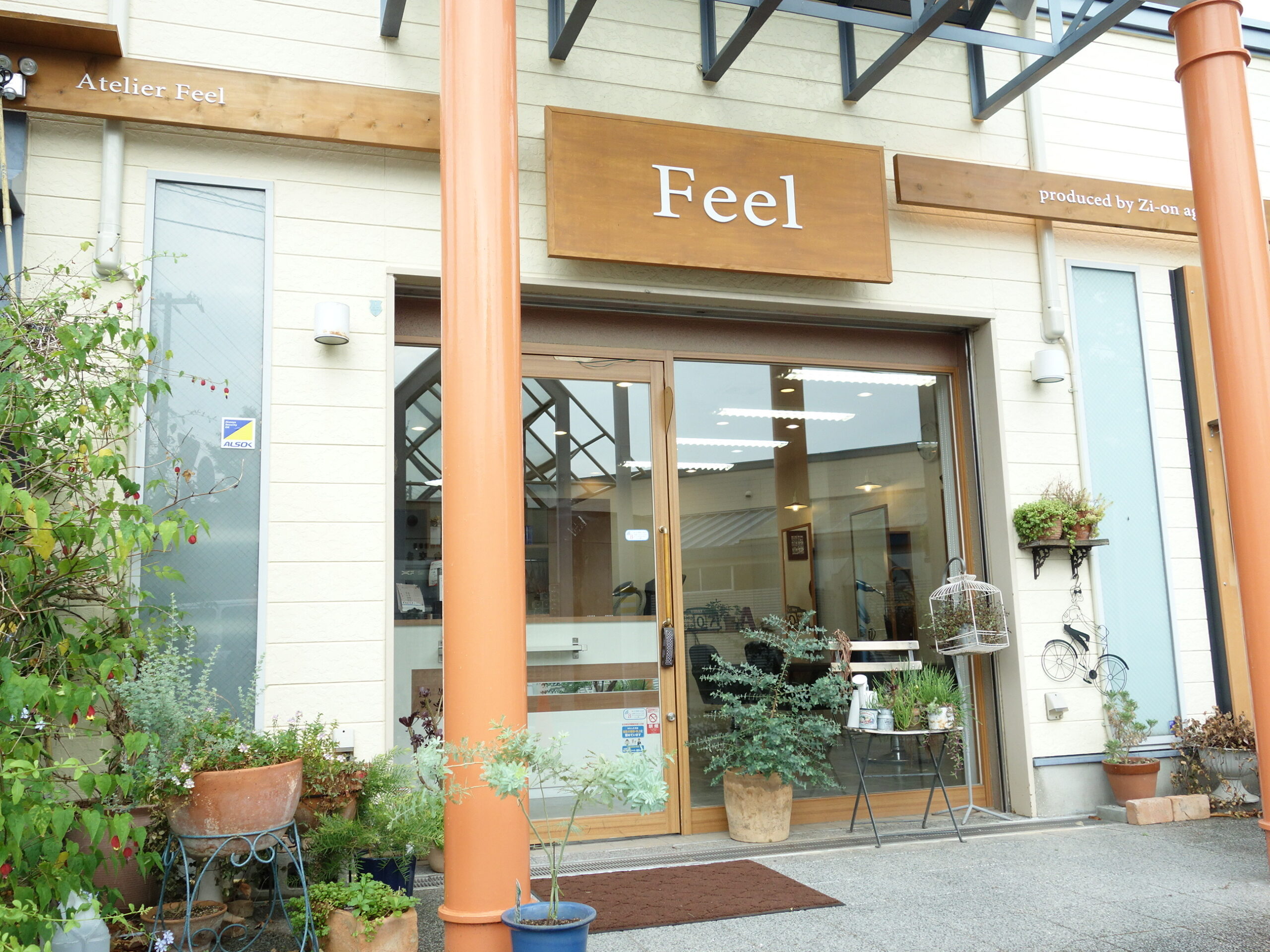 【西神中央】≪有給消化率90％≫≪完全週休2日制or完全週休3日制≫勤務年数に応じて有給休暇もアリ！一人一人のお客様にしっかり関わっていける環境です！地域密着のアットホームサロン「Feel（フィール）」からスタイリスト（美容師）の求人☆★☆