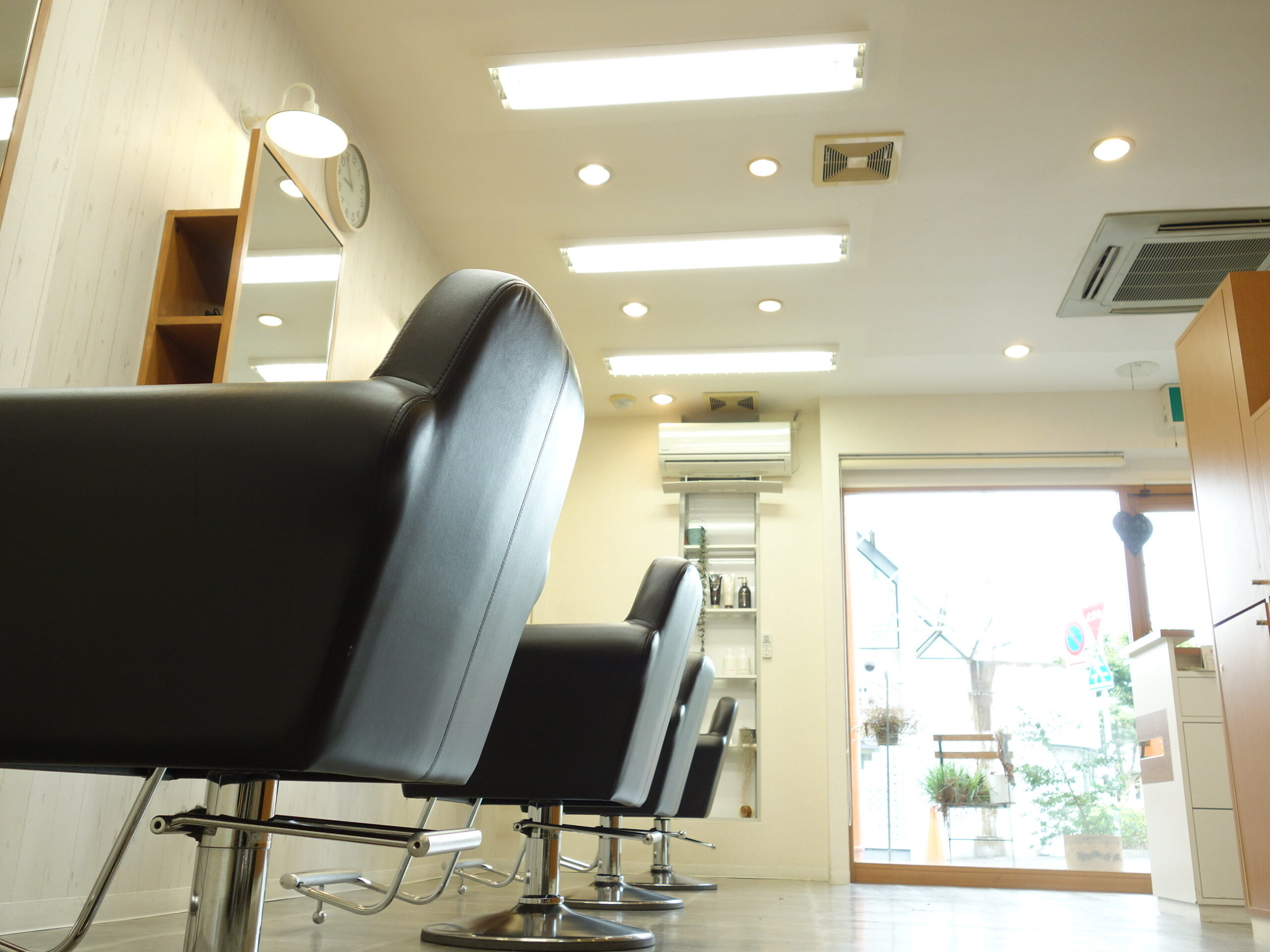 【西神中央】≪有給消化率90％≫≪完全週休2日制or完全週休3日制≫勤務年数に応じて有給休暇もアリ！一人一人のお客様にしっかり関わっていける環境です！地域密着のアットホームサロン「Feel（フィール）」からスタイリスト（美容師）の求人☆★☆