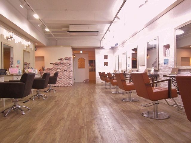 【太田】≪月給20万円〜≫≪社会保険あり≫≪月8,9日休み≫コミュニケーションカウンセリングを大事にしています。丁寧にひとりひとりのお客様に関われる完全予約制サロン「votre alamode(ヴォートルアラモード)」からスタイリスト(美容師)の求人☆☆