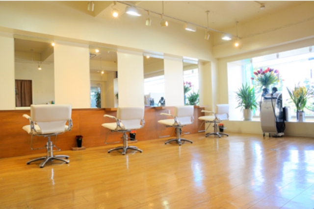 【東三国】平均退社19時!余裕をもった施術時間なのでお客様にしっかり関わることが可能♪プライベートな時間もきちんと大事にしながら美容師としての仕事の時間も充実させることのできるサロン「anjelique (アンジェリーク)」からスタイリスト・Jr.スタイリスト(美容師)の求人☆★