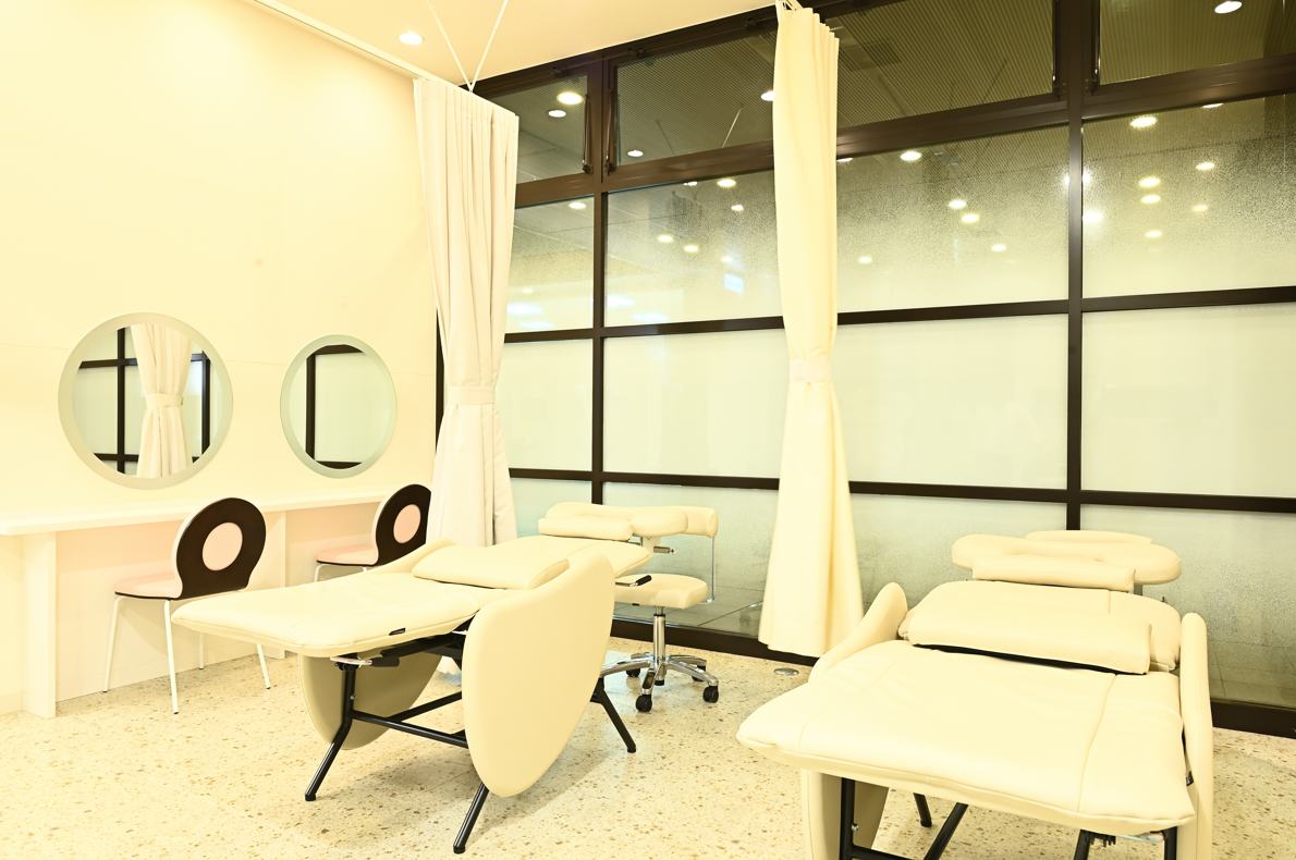 【六甲道】≪完全週休2日≫≪土日祝休みの相談OK≫≪社会保険完備≫≪残業なし≫年間休日120日以上！髪を内側から綺麗にするをテーマに美意識の高いお客様から支持されています！スタッフの仲の良さが魅力のアットホームサロン「Acura.六甲道（アクラ ロッコウミチ）」からスタイリスト（美容師）の求人☆☆