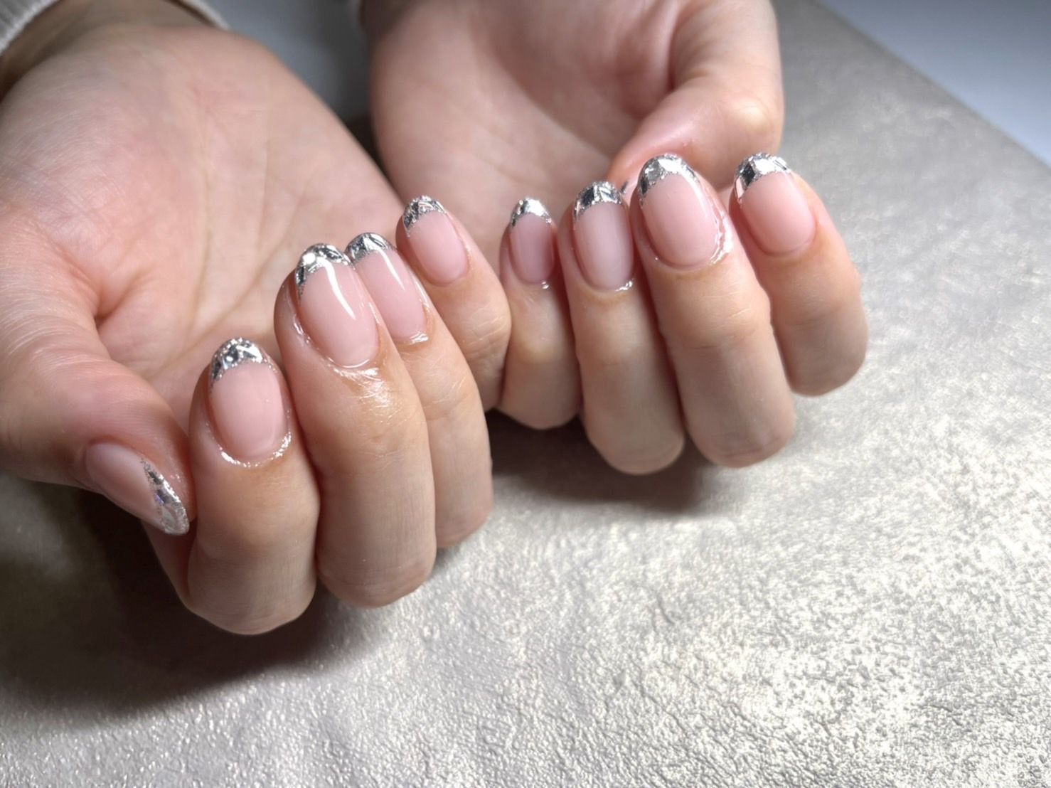 【元町】≪外部講師による営業時間内の研修！≫≪社会保険完備≫≪保育園併設≫≪早番18:30退勤≫≪正社員は月10日or月8日休み選択可≫読者モデルさんも多数来店をされるトータルビューティーサロン！沢山のリピーターを生み読者モデルさんや著名人の方が通うオシャレサロン「Silk de River（シルクドリバー）」からネイリスト（ネイル）の求人☆☆