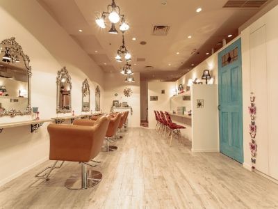 【梅田第一ビル】≪社会保険完備≫≪月約10日休み≫≪2年以内にデビュー可能≫着付け講習や撮影もあり！全員女性美容師、全員正社員の長く安心して美容師を続けられる「GALLET UMEDA（ガレットウメダ）」からアシスタント（美容師）の求人☆☆