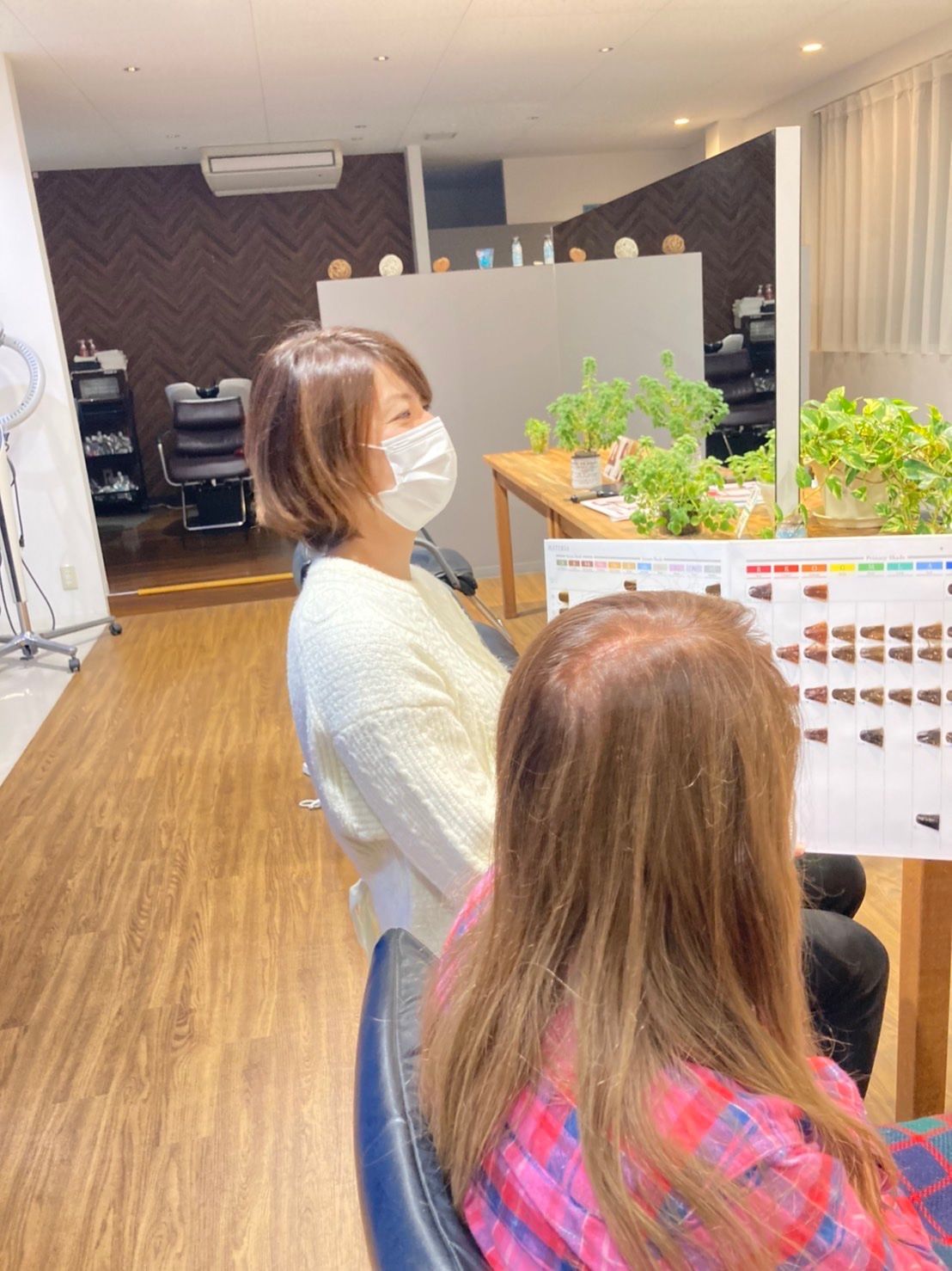 【明石駅】≪月給25万円〜≫≪完全週休二日≫≪社会保険完備≫≪産休・パート復帰あり≫女性に優しい、長く安心して活躍できる職場です!お客様としっかり時間をかけて関われるサロンです。早く帰れるのでプライベートも充実!「Le vent bleu(ルヴァンブルー)」からスタイリスト(美容師)の求人★☆