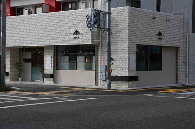 【池田駅】≪社会保険完備≫≪月給23万円スタート≫≪有給休暇あり≫≪19時には退勤可能≫正月休みや、GW休暇などお休みも超充実!新しいスタッフさんもどんどんお客様に入客することが可能です!スタッフ同士も仲が良い、地域密着型サロン「Hair Designers SILK(ヘアーデザイナーズシルク)」からスタイリスト(美容師)の募集☆☆